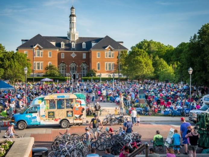 Summer Family Series Concert crowd